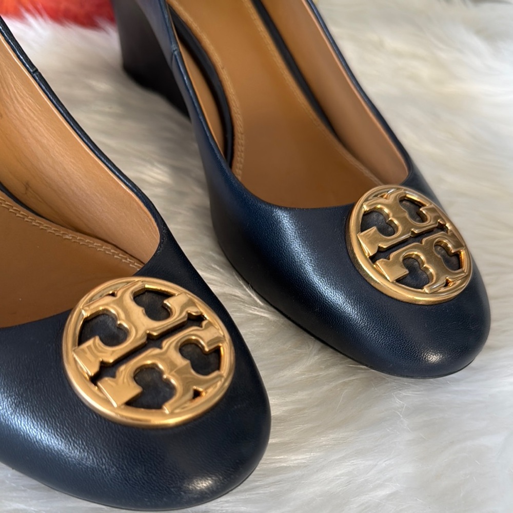 Tory Burch Chelsea 65 Leather Wedge Pumps Navy - Picture 9 of 16